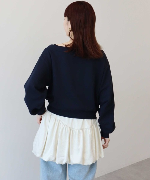 earth music&ecology（アースミュージックアンドエコロジー）の「ショート丈ワンポイント刺繍オフショルスウェット（スウェット・レディース・ピンク/ホワイト系その他/ネイビー・FREE）」の5枚目の写真