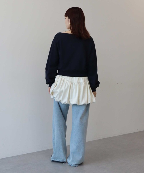 earth music&ecology（アースミュージックアンドエコロジー）の「ショート丈ワンポイント刺繍オフショルスウェット（スウェット・レディース・ピンク/ホワイト系その他/ネイビー・FREE）」の8枚目の写真