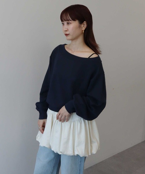 earth music&ecology（アースミュージックアンドエコロジー）の「ショート丈ワンポイント刺繍オフショルスウェット（スウェット・レディース・ピンク/ホワイト系その他/ネイビー・FREE）」の4枚目の写真