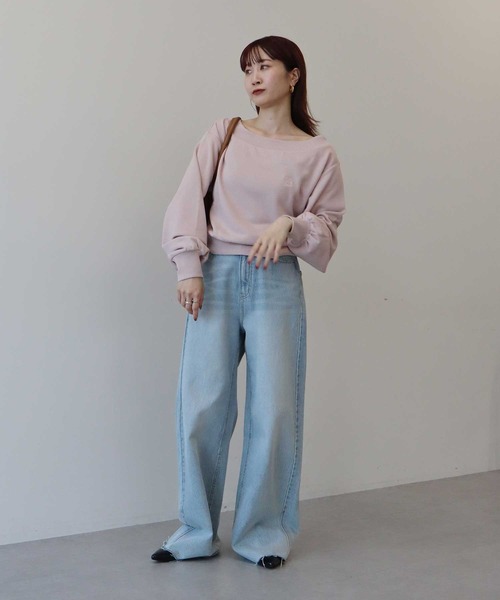 earth music&ecology（アースミュージックアンドエコロジー）の「ショート丈ワンポイント刺繍オフショルスウェット（スウェット・レディース・ピンク/ホワイト系その他/ネイビー・FREE）」の14枚目の写真
