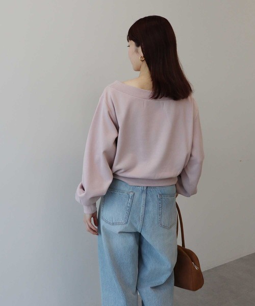 earth music&ecology（アースミュージックアンドエコロジー）の「ショート丈ワンポイント刺繍オフショルスウェット（スウェット・レディース・ピンク/ホワイト系その他/ネイビー・FREE）」の13枚目の写真