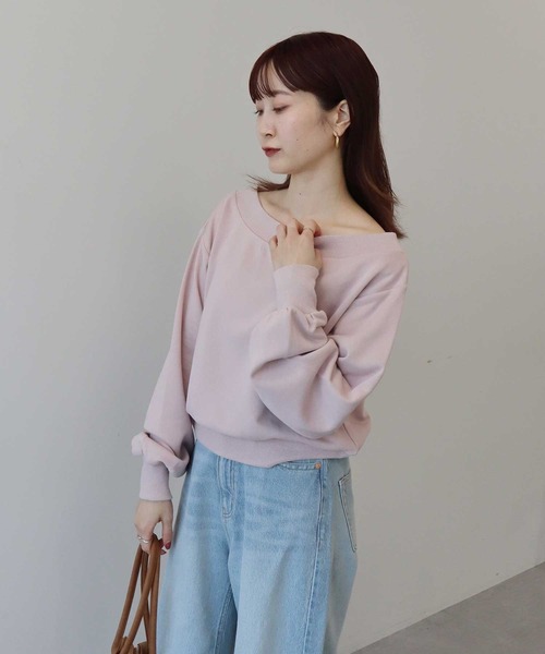 earth music&ecology（アースミュージックアンドエコロジー）の「ショート丈ワンポイント刺繍オフショルスウェット（スウェット・レディース・ピンク/ホワイト系その他/ネイビー・FREE）」の11枚目の写真
