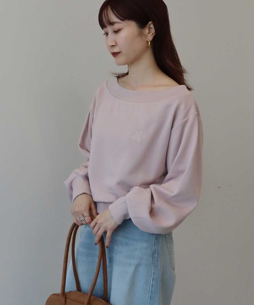 earth music&ecology（アースミュージックアンドエコロジー）の「ショート丈ワンポイント刺繍オフショルスウェット（スウェット・レディース・ピンク/ホワイト系その他/ネイビー・FREE）」の12枚目の写真