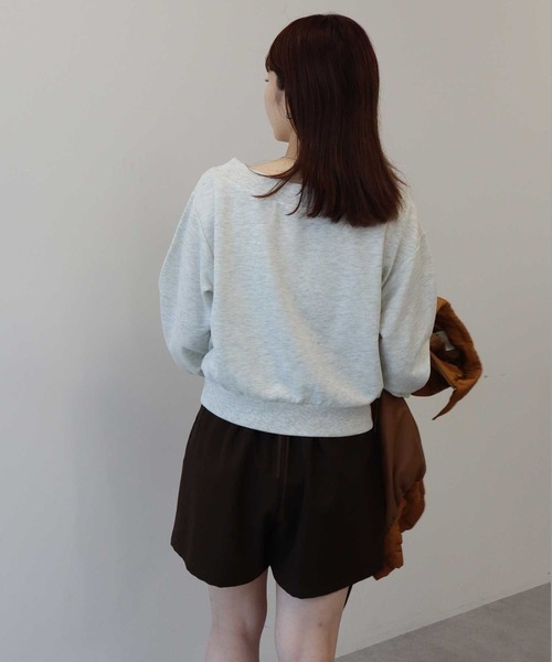 earth music&ecology（アースミュージックアンドエコロジー）の「ショート丈ワンポイント刺繍オフショルスウェット（スウェット・レディース・ピンク/ホワイト系その他/ネイビー・FREE）」の18枚目の写真