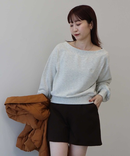earth music&ecology（アースミュージックアンドエコロジー）の「ショート丈ワンポイント刺繍オフショルスウェット（スウェット・レディース・ピンク/ホワイト系その他/ネイビー・FREE）」の17枚目の写真