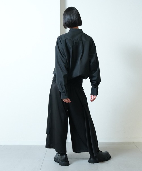 Ruze（ルゼ）の「Out button asymmetry wide pants / アウトボタン アシンメトリー ワイドパンツ（その他パンツ・メンズ・ブラック・FREE）」の2枚目の写真
