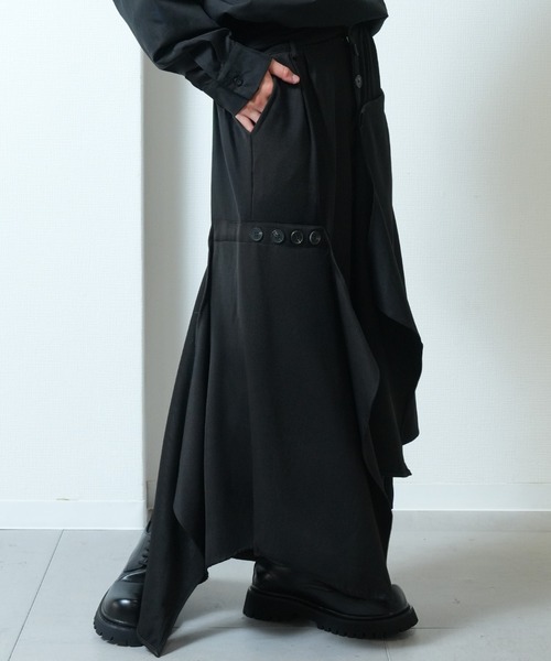 Ruze（ルゼ）の「Out button asymmetry wide pants / アウトボタン アシンメトリー ワイドパンツ（その他パンツ・メンズ・ブラック・FREE）」の12枚目の写真