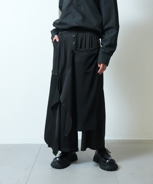 Ruze（ルゼ）の「Out button asymmetry wide pants / アウトボタン アシンメトリー ワイドパンツ（その他パンツ・メンズ・ブラック・FREE）」の13枚目の写真