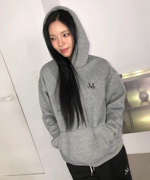 MUCENT(ムセント)の「◇MUCENT◇ブランド直輸入正規品/MUCENT シグネチャー ベーシック ロゴ フードT ユニセックス MUCENT SIGNATURE BASIC LOGO HOOD T UNISEX(パーカー・レディース・ブラック/レッド/モカ/チャコール/グレー・FREE)」の2枚目の写真