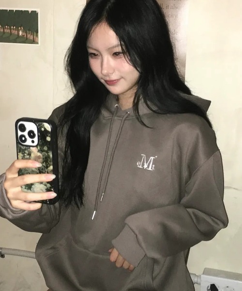 MUCENT（ムセント）の「【MUCENT】ブランド直輸入正規品/MUCENT シグネチャー ベーシック ロゴ フードT ユニセックス MUCENT SIGNATURE BASIC LOGO HOOD T UNISEX（パーカー・レディース・ブラック/レッド/モカ/チャコール・FREE）」の3枚目の写真