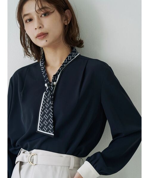 TONAL（トーナル）の「スカーフタイパールブラウス（シャツ/ブラウス・レディース・オフホワイト/ネイビー/ベージュ・MEDIUM）」の2枚目の写真