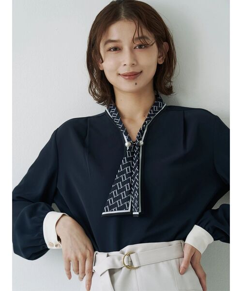 TONAL（トーナル）の「スカーフタイパールブラウス（シャツ/ブラウス・レディース・オフホワイト/ネイビー/ベージュ・MEDIUM）」の4枚目の写真