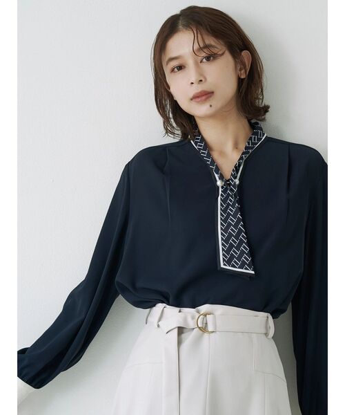 TONAL（トーナル）の「スカーフタイパールブラウス（シャツ/ブラウス・レディース・オフホワイト/ネイビー/ベージュ・MEDIUM）」の7枚目の写真