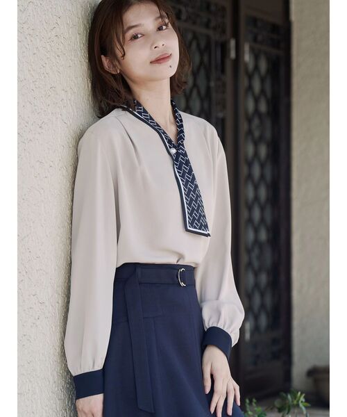 TONAL（トーナル）の「スカーフタイパールブラウス（シャツ/ブラウス・レディース・オフホワイト/ネイビー/ベージュ・MEDIUM）」の8枚目の写真