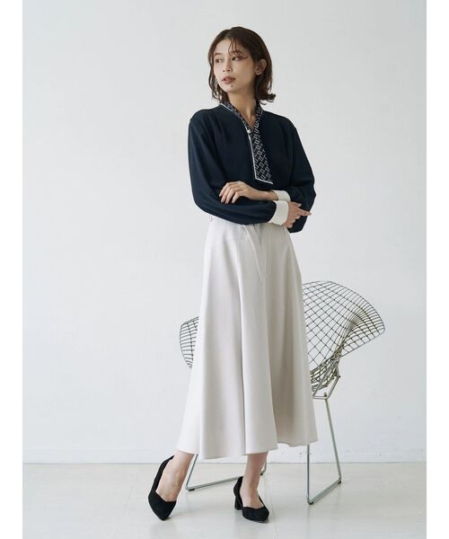 TONAL（トーナル）の「スカーフタイパールブラウス（シャツ/ブラウス・レディース・オフホワイト/ネイビー/ベージュ・MEDIUM）」の9枚目の写真