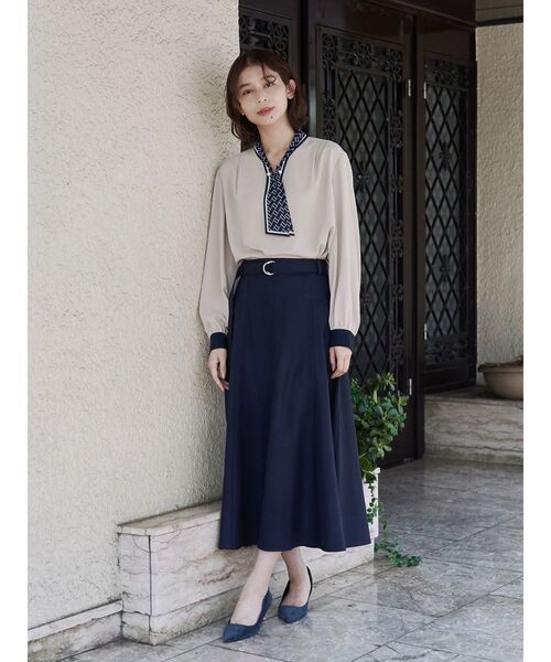 TONAL（トーナル）の「スカーフタイパールブラウス（シャツ/ブラウス・レディース・オフホワイト/ネイビー/ベージュ・MEDIUM）」の11枚目の写真