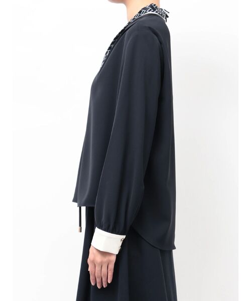 TONAL（トーナル）の「スカーフタイパールブラウス（シャツ/ブラウス・レディース・オフホワイト/ネイビー/ベージュ・MEDIUM）」の16枚目の写真