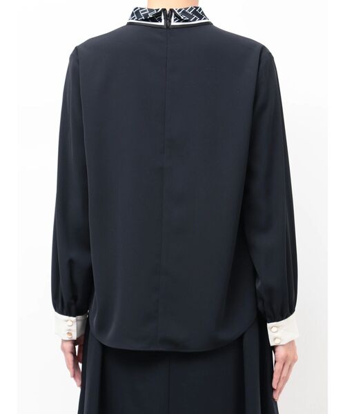 TONAL（トーナル）の「スカーフタイパールブラウス（シャツ/ブラウス・レディース・オフホワイト/ネイビー/ベージュ・MEDIUM）」の19枚目の写真