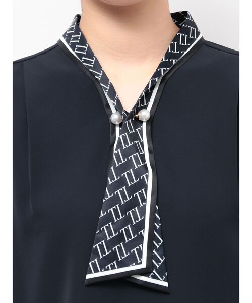 TONAL（トーナル）の「スカーフタイパールブラウス（シャツ/ブラウス・レディース・オフホワイト/ネイビー/ベージュ・MEDIUM）」の18枚目の写真