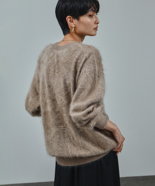 SALON adam et rope'（サロン アダム エ ロペ）の「ブラッシュドカシミヤクルーネックニットプルオーバー（ニット/セーター・レディース・ベージュ系その他/ネイビー・FREE）」の9枚目の写真