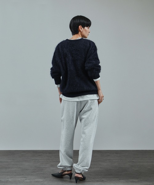 SALON adam et rope'（サロン アダム エ ロペ）の「ブラッシュドカシミヤクルーネックニットプルオーバー（ニット/セーター・レディース・ベージュ系その他/ネイビー・FREE）」の6枚目の写真