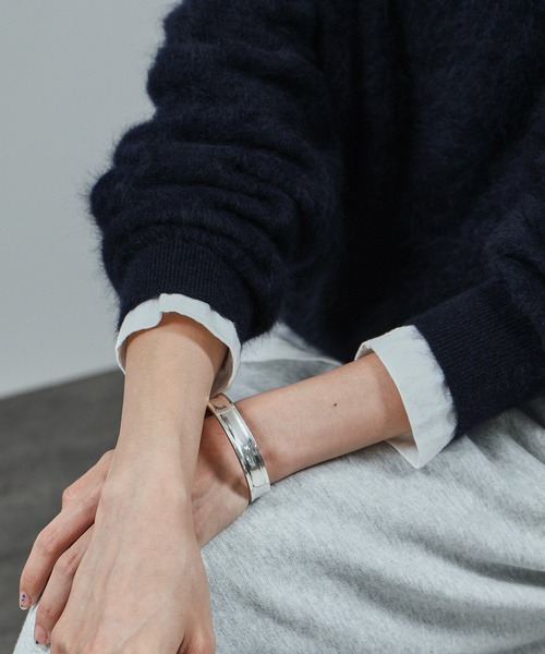 SALON adam et rope'（サロン アダム エ ロペ）の「ブラッシュドカシミヤクルーネックニットプルオーバー（ニット/セーター・レディース・ベージュ系その他/ネイビー・FREE）」の4枚目の写真