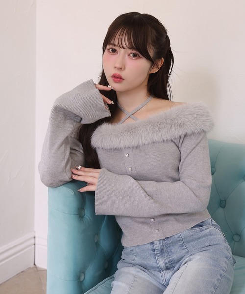 one after another NICE CLAUP（ワンアフターアナザーナイスクラップ）の「オフショルフェイクファーニット（ニット/セーター・レディース・ブラック/グレー/ピンク/アイボリー・FREE）」の3枚目の写真