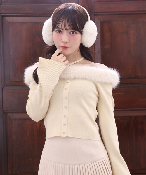 one after another NICE CLAUP（ワンアフターアナザーナイスクラップ）の「オフショルフェイクファーニット（ニット/セーター・レディース・ブラック/グレー/ピンク/アイボリー・FREE）」の2枚目の写真