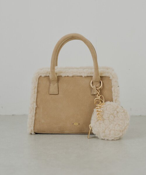 Chico（チコ）の「ロゴチャーム付きスエードムートンバッグ（ボストン