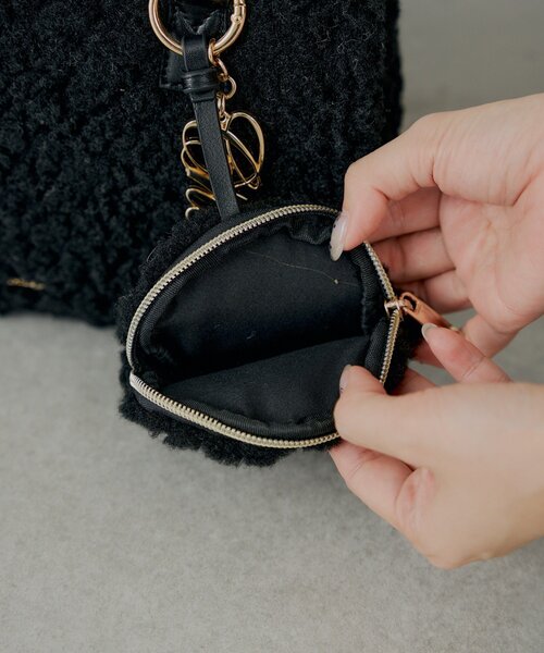 ロゴチャーム付きスエードムートンバッグ（ボストンバッグ）｜Chico