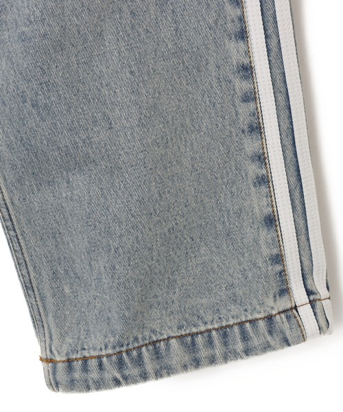 adidas（アディダス）の「adidas DENIM FIREBIRD TRACK PANTS ATMOS / アディダス デニム ファイヤー バード トラックパンツ アトモス【SP】（デニムパンツ・メンズ・ライトインディゴブルー・27inch/26inch/25inch/24inch/36inch/35inch/34inch/33inch/32inch/30inch）」の4枚目の写真