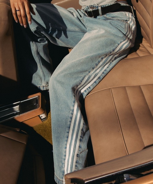 adidas（アディダス）の「adidas DENIM FIREBIRD TRACK PANTS ATMOS / アディダス デニム ファイヤー バード トラックパンツ アトモス【SP】（デニムパンツ・メンズ・ライトインディゴブルー・27inch/26inch/25inch/24inch/36inch/35inch/34inch/33inch/32inch/30inch）」の14枚目の写真