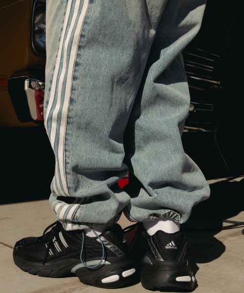 adidas（アディダス）の「adidas DENIM FIREBIRD TRACK PANTS ATMOS / アディダス デニム ファイヤー バード トラックパンツ アトモス【SP】（デニムパンツ・メンズ・ライトインディゴブルー・27inch/26inch/25inch/24inch/36inch/35inch/34inch/33inch/32inch/30inch）」の8枚目の写真