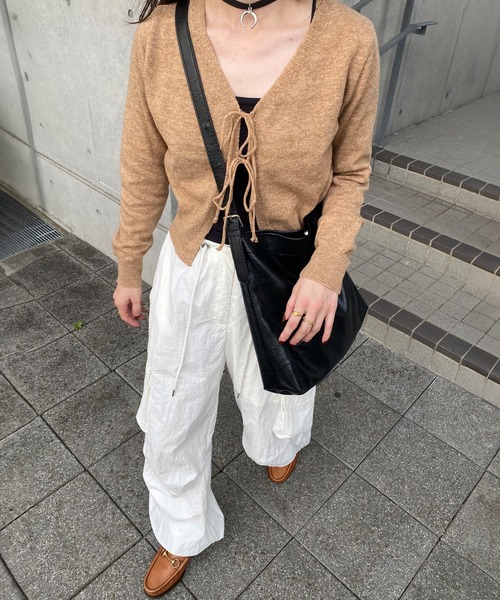 ISOOK(アイスー)の「ダブルリボンカシミヤカーディガン(kiharu select) / Vネック 長袖 羽織り 薄手 秋冬 ミドル丈 ブラウン レッド 赤 茶(カーディガン/ボレロ・レディース・ブラウン/レッド・FREE)」の1枚目の写真