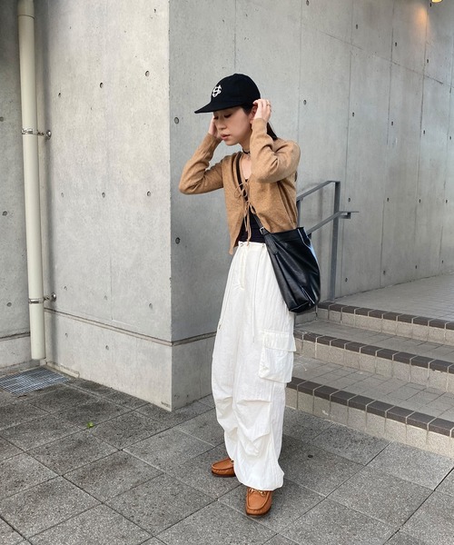 ISOOK(アイスー)の「ダブルリボンカシミヤカーディガン(kiharu select) / Vネック 長袖 羽織り 薄手 秋冬 ミドル丈 ブラウン レッド 赤 茶(カーディガン/ボレロ・レディース・ブラウン/レッド・FREE)」の5枚目の写真