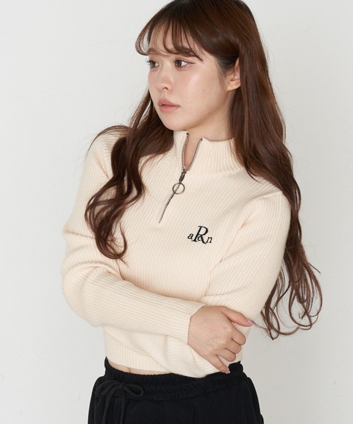 RAY CASSIN（レイカズン）の「コンパクトハイネックニット（ニット/セーター・レディース・チャコールグレー/レッド系その他2/ブラック系その他2/ライトベージュ/ベージュ系その他2・FREE）」の4枚目の写真