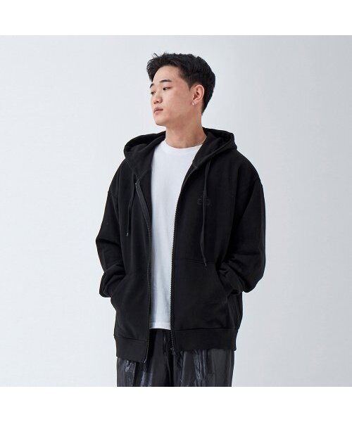 APOSTROPHE COMMA(アポストロフィコンマ)の「ダブルACOロゴフードパーカー(ブラック/ブラック)(パーカー・メンズ・ブラック・LARGE/MEDIUM)」の1枚目の写真