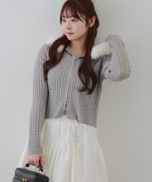 continuer de NICE CLAUP（コンティニューデナイスクラップ）の「キラキラケーブルファーパーカー（ニット/セーター・レディース・ピンク/アイボリー/トップグレー/ブラック・FREE）」の3枚目の写真