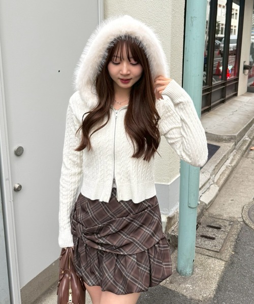 continuer de NICE CLAUP（コンティニューデナイスクラップ）の「キラキラケーブルファーパーカー（ニット/セーター・レディース・ピンク/アイボリー/トップグレー/ブラック・FREE）」の5枚目の写真