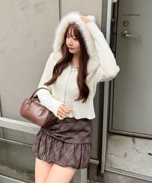 continuer de NICE CLAUP（コンティニューデナイスクラップ）の「キラキラケーブルファーパーカー（ニット/セーター・レディース・ピンク/アイボリー/トップグレー/ブラック・FREE）」の6枚目の写真