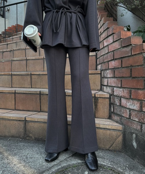 WILLFULLY（ウィルフリー）の「center seam rib flare PT（その他パンツ・レディース・オートミール/グレー系その他/ライム・L/FREE）」の2枚目の写真