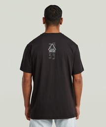 Layered Back Graphic T-Shirt/ミリタリーディテールバックグラフィックTシャツ
