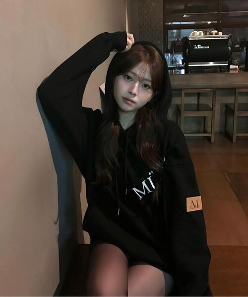 MUCENT(ムセント)の「レザーポイントフードティー 男女共用 (2カラー)(パーカー・レディース・グレー/ブラック・L/S)」の5枚目の写真