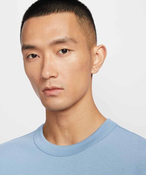 NIKE(ナイキ)の「ナイキ スポーツウェア プレミアム エッセンシャル メンズ ロングスリーブ Tシャツ / Nike Sportswear Premium Essentials Men's Long-Sleeve T-Shirt IH1128-486 Work Blue(Tシャツ/カットソー・メンズ・ブルー系その他・L/M/S/2XL/XL)」の3枚目の写真