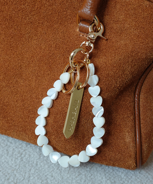 Spick & Span（スピックアンドスパン）の「HASHIBAMI / ハシバミ シェルハートスマホストラップ（その他小物・レディース・ホワイト・FREE）」の2枚目の写真