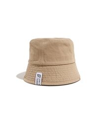 APOSTROPHE COMMA（アポストロフィコンマ）の「バーティカルメインラベルバケットハット（ベージュ）（ハット）」