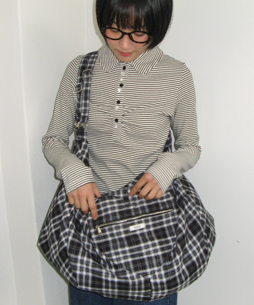 RONRON(ロンロン)の「SHIRRING STRIPE BUTTON LONG SLEEVE IVORY BLACK(Tシャツ/カットソー・レディース・アイボリー・FREE)」の5枚目の写真