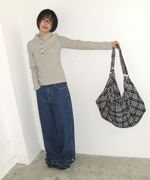 RONRON(ロンロン)の「SHIRRING STRIPE BUTTON LONG SLEEVE IVORY BLACK(Tシャツ/カットソー・レディース・アイボリー・FREE)」の4枚目の写真