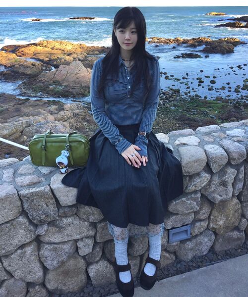 RONRON(ロンロン)の「SHIRRING STRIPE BUTTON LONG SLEEVE IVORY BLACK(Tシャツ/カットソー・レディース・アイボリー・FREE)」の2枚目の写真