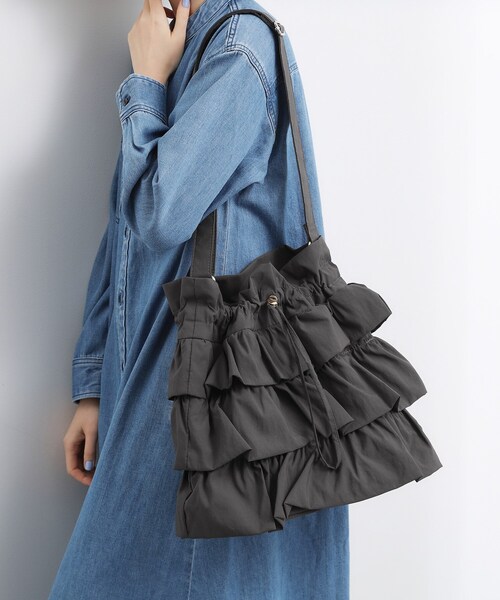 grove（グローブ）の「【撥水】ティアードドロストショルダー（ショルダーバッグ・レディース・ダークグレー/ブラック/ナチュラル・00）」の2枚目の写真